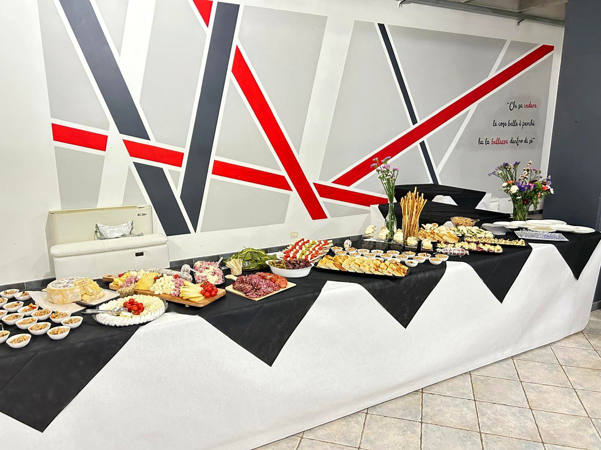 Buffet allestito davanti alla parete a righe rosse e grigie