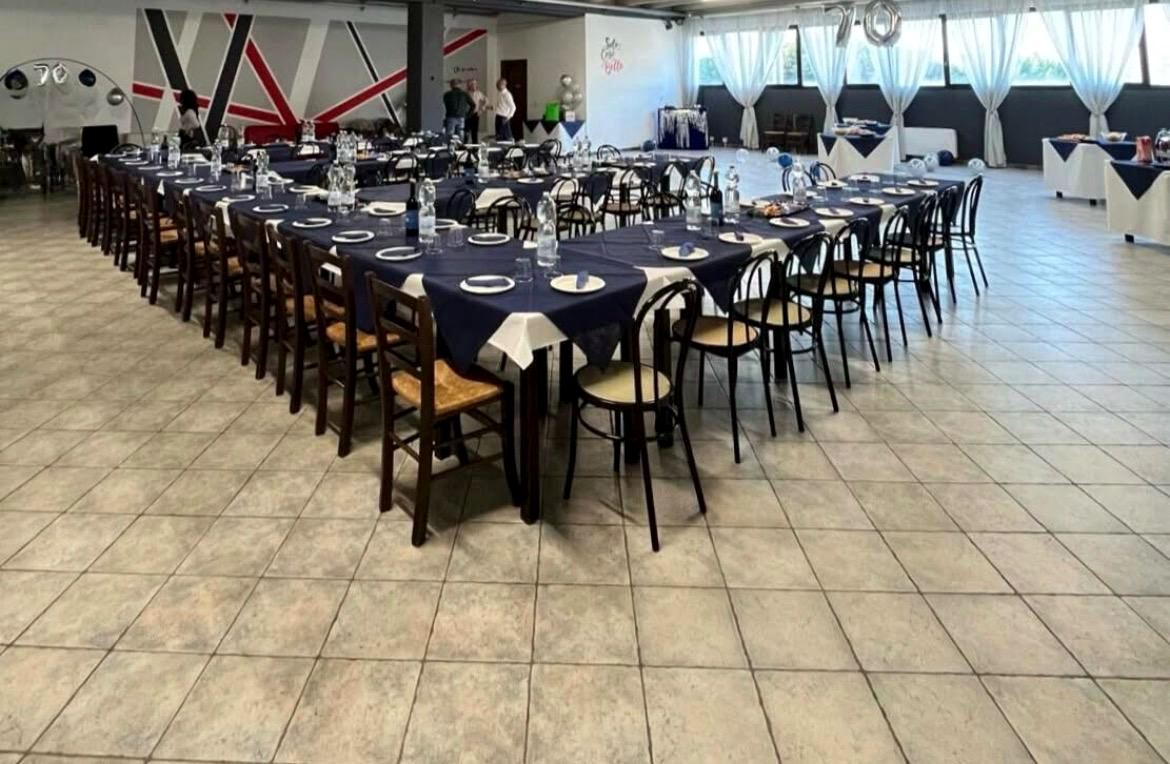 Banchetto con tavolate a ferro di cavallo e tovaglie blu