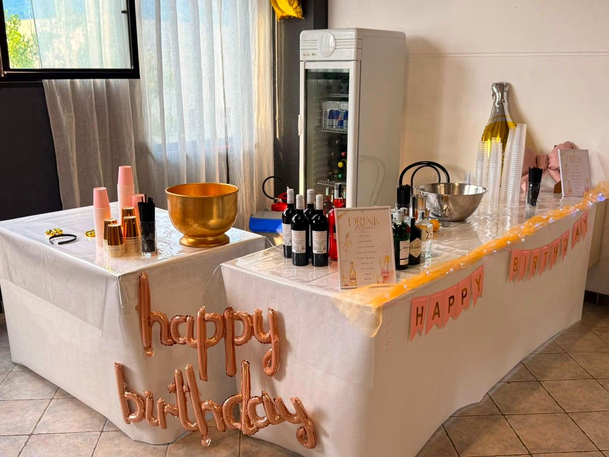 Angolo bevande con scritta Happy Birthday