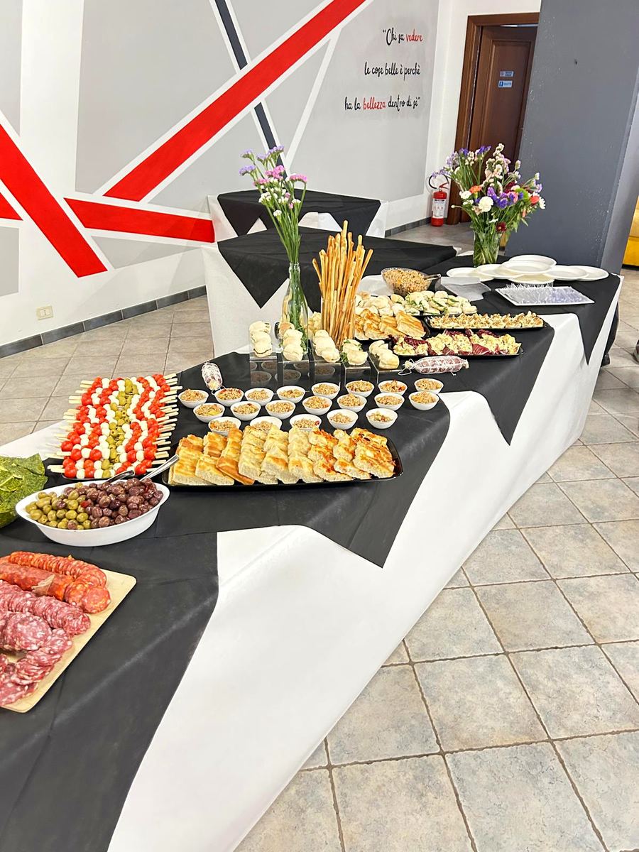 Buffet con stuzzichini, grissini e fiori