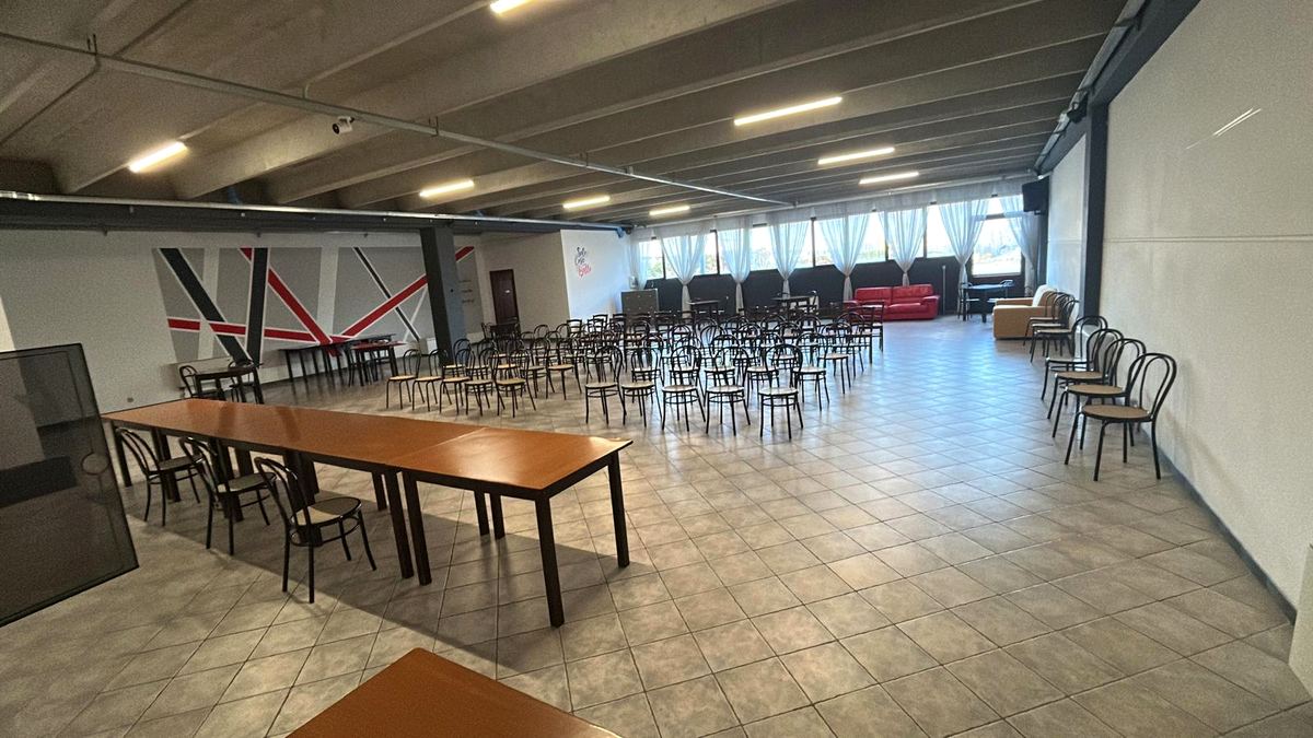 Salone preparato a platea per un incontro
